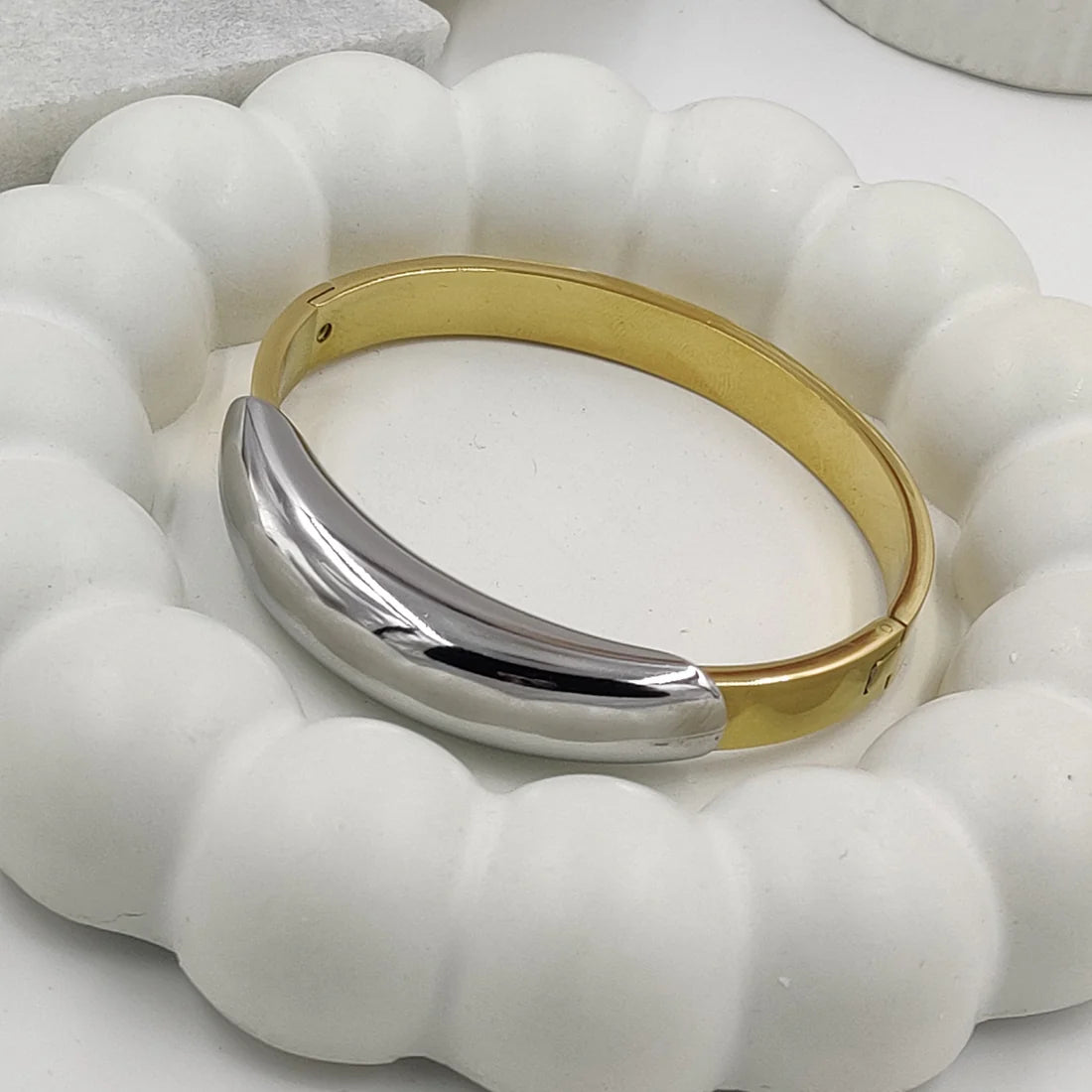 Vega Chunky bangle Bracelet